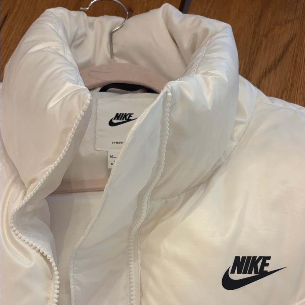 Nike Women's Classic White Puffer Jacket - Picture 2 of 10